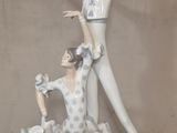 deux figurines représentant une femme et un homme en robe