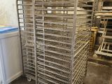 un grand présentoir métallique sur lequel sont disposés de nombreux plateaux de nourriture