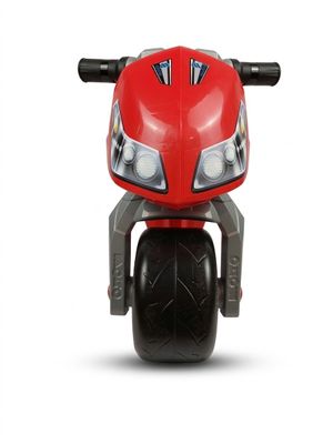 une moto miniature sur laquelle est posé un casque