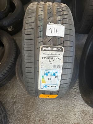 les pneus sont empilés par terre, avec une étiquette de prix accrochée dessus