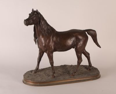 statue d'un cheval debout sur un socle en bois, sur fond blanc