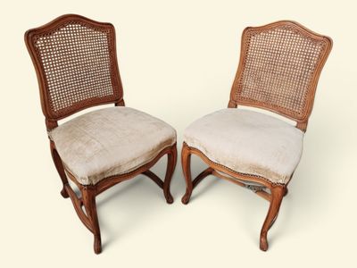 paire de chaises anciennes à dossier en rotin, avec coussins rembourrés