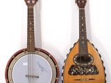 deux guitares accrochées au mur l'une à côté de l'autre