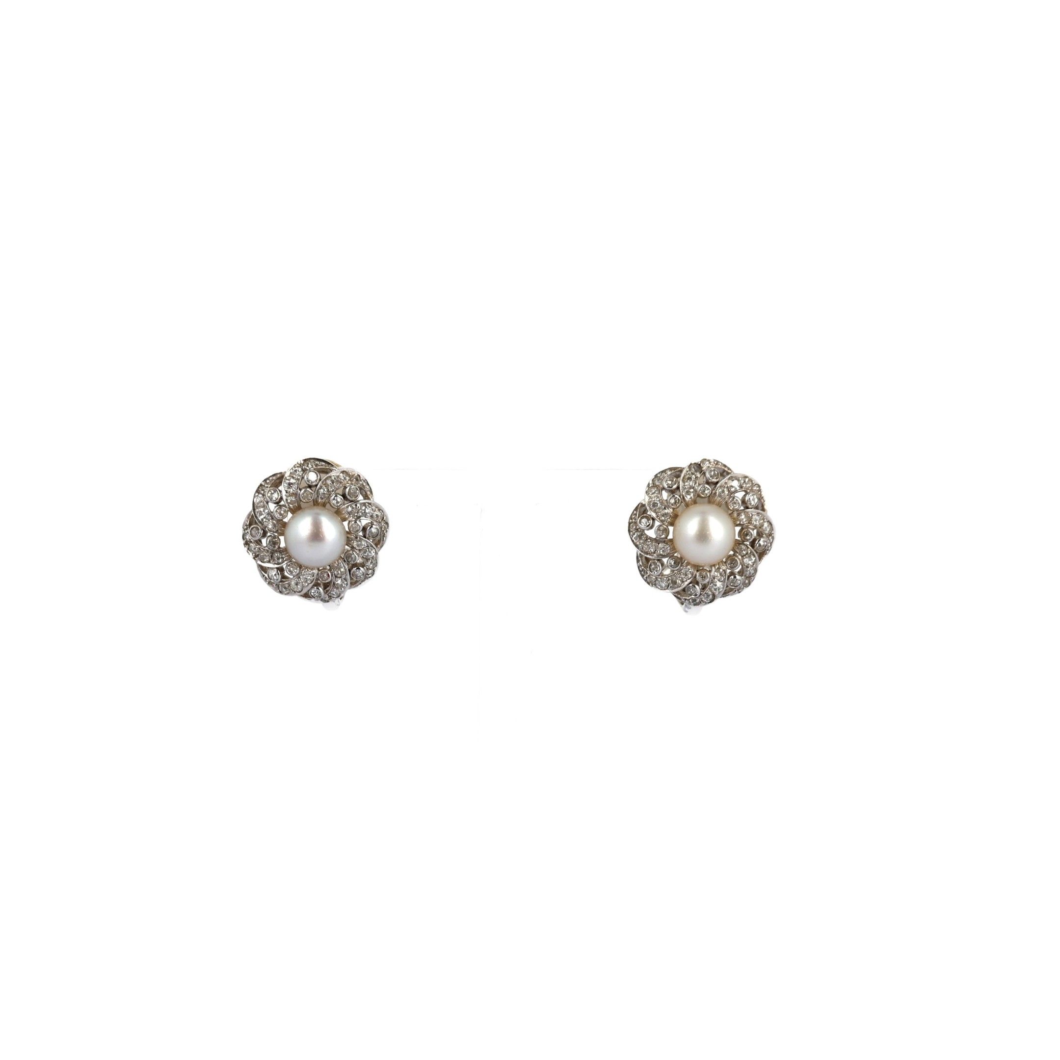 Travail des années 1950-1960 Paire de boutons d'oreilles ajourés « Fleurs stylisées » en platine 850‰, perles boutons...