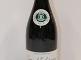 une bouteille de vin posée sur une table