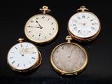 Trois types différents de montres de poche sont exposés sur un fond noir