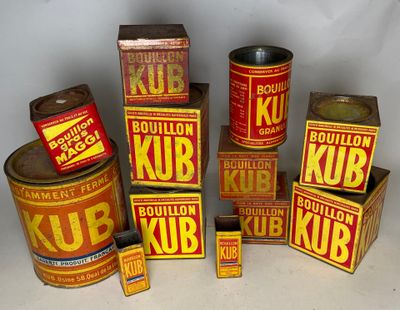 de nombreux types différents de boîtes « kub » empilées les unes sur les autres