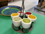 un plateau avec des tasses et des cuillères posé sur une table