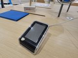 un téléphone portable posé sur une table devant un miroir