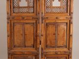paire de portes anciennes en bois, avec des panneaux sculptés et des panneaux vitrés
