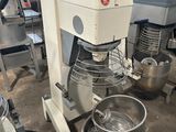 une photo d'un mixeur dans une cuisine, à côté d'autres mixeurs