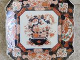 une assiette avec l'image d'un oiseau et de fleurs