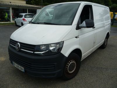 la camionnette blanche est garée dans le parking à proximité d'autres voitures
