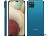 Un Samsung Galaxy S20 bleu se trouve à côté d'une pomme rouge
