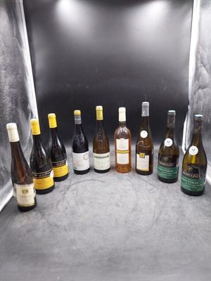 des bouteilles de vin sont alignées sur une table