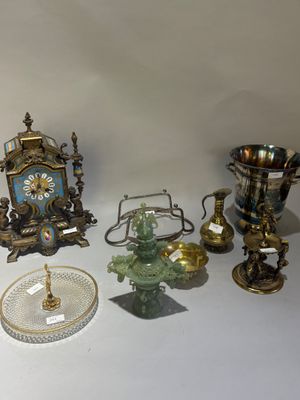 un grand nombre d'objets anciens qui se trouvent sur la table