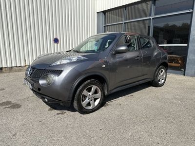 La Nissan Juke est garée devant un immeuble
