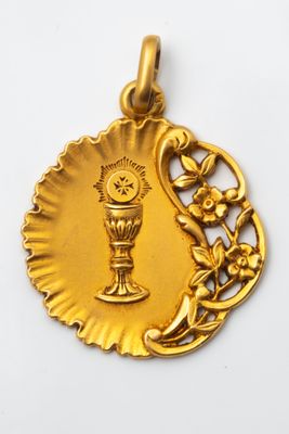 gros plan d'une médaille d'or sur une surface blanche