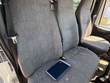 une tablette posée sur le siège d'un véhicule
