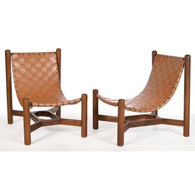 paire de fauteuils de salon en cuir avec des pieds en bois et des sangles en cuir