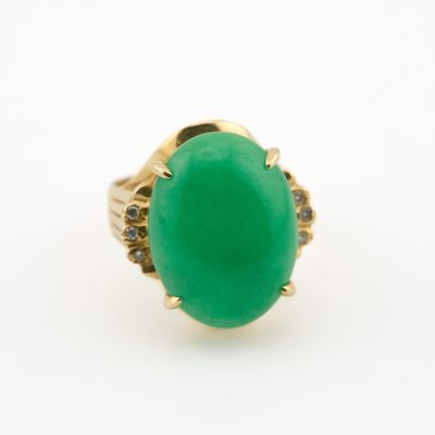 une photo d'une bague en jade vert et diamants sur fond blanc
