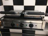 un plan de travail à carreaux noirs et blancs surmonté d'un grill