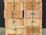 de nombreuses caisses en bois empilées sur une palette