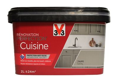 un gros plan d'un pot de peinture pour cuisine sur fond blanc