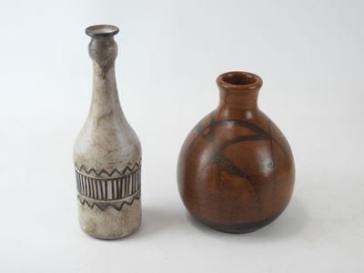 deux vases posés l'un à côté de l'autre sur une surface blanche