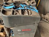 une machine qui se trouve dans un garage rempli d'outils