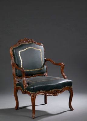 une image représentant une chaise dont l'assise est recouverte de cuir