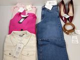 trois paires de jeans et une paire de chaussures sont disposées sur une table