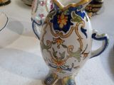 une table blanche sur laquelle se trouve un vase bleu et jaune