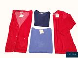 Trois paires de pyjamas rouges, bleus et roses sont disposées sur une surface blanche