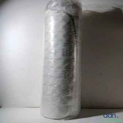 une bouteille emballée dans du film plastique posée sur une table