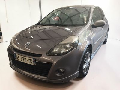 la photo d'une voiture grise garée dans un garage
