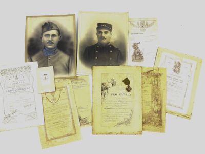 Plusieurs vieilles photos d'hommes en uniforme militaire sont posées sur une table