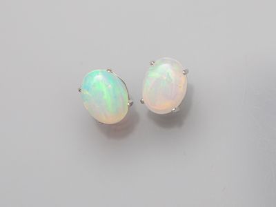 Paire de boucles d'oreilles en or gris 750°/°° (18K), sertie…