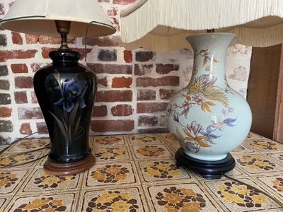 Un lot de deux lampes dans le gout asiatique