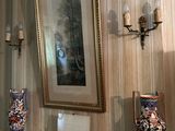 trois vases posés sur une étagère dans une pièce