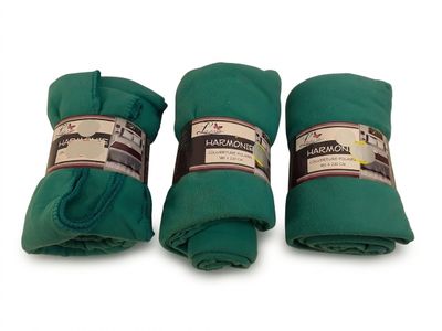 trois rouleaux de tissu vert sont empilés les uns sur les autres