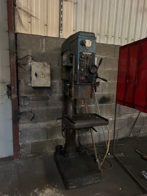 une machine qui se trouve dans un bâtiment