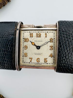 une montre que l'on porte au poignet (pour une femme)