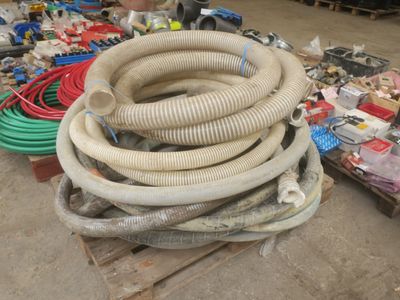 une pile de tuyaux posée sur une palette