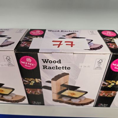 une boîte de raclette en bois posée sur une table