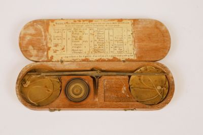 une boîte en bois contenant une paire de ciseaux