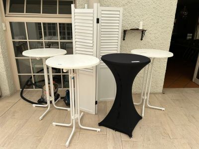 deux tables et une table recouverte d'une nappe noire