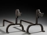une paire de chaises anciennes en fer sur fond gris