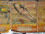 trois affiches accrochées au mur d'une pièce