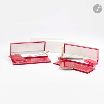 plusieurs morceaux de papier rouge et blanc ainsi qu'un stylo dans une boîte